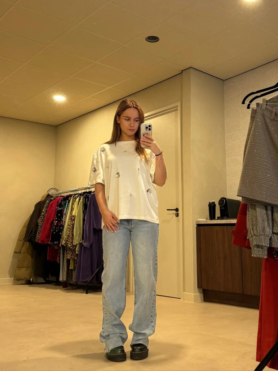 Ambika Witte T-shirt met Sequin Bloemen