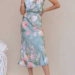 Elegante Satijnen Jurk Met Hoge Hals Groen En Bloemenprint