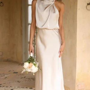 Satijnen Elegante Jurk Met Hoge Hals Beige